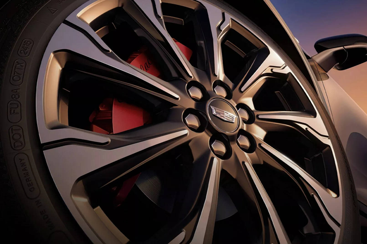 XT5 2025 có khoảng sáng gầm xe là 158 mm, cũng được tăng thêm 22 mm so với mẫu cũ. Ngoại thất xe vẫn duy trì ngôn ngữ “đậm chất Mỹ” với lưới tản nhiệt rộng được bao quanh bởi các cụm đèn chia đôi theo phong cách các dòng xe gần đây của hãng như Escalade iQ, Vistiq hay Optiq.