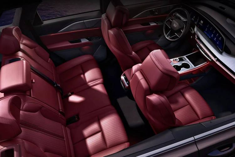 Những điểm đáng chú ý khác bao gồm cửa sổ trời toàn cảnh, cụm “yên ngựa” dạng nổi và bệ sạc điện thoại thông minh không dây 15W tích hợp cơ chế làm mát từ gió điều hòa. Chúng được kết hợp với viền gỗ và nhôm cũng như núm xoay giống như pha lê có họa tiết hình tấm khiên Cadillac với hiệu ứng nổi 3D...