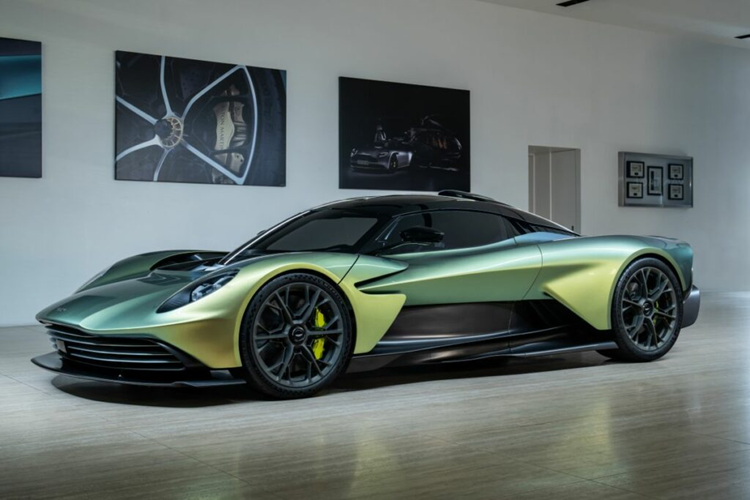 Tại thị trường nước ngoài, siêu xe Aston Martin Valhalla từng được công bố có giá bán khởi điểm 800.000 USD, tuy nhiên, không loại trừ việc hãng đã chỉ sản xuất ra 88 xe như ông Vũ chia sẻ, sẽ có thêm nhiều trang bị hấp dẫn khiến giá bán xe sẽ tăng mạnh, dẫn đến chiếc xe Aston Martin Valhalla của doanh nhân này về nước gần 100 tỷ đồng.
