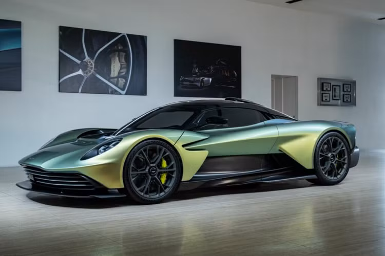 Tại thị trường nước ngoài, siêu xe Aston Martin Valhalla từng được công bố có giá bán khởi điểm 800.000 USD, tuy nhiên, không loại trừ việc hãng đã chỉ sản xuất ra 88 xe như ông Vũ chia sẻ, sẽ có thêm nhiều trang bị hấp dẫn khiến giá bán xe sẽ tăng mạnh, dẫn đến chiếc xe Aston Martin Valhalla của doanh nhân này về nước gần 100 tỷ đồng.