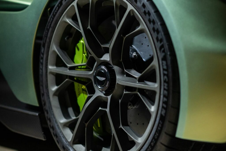 Siêu xe Aston Martin Valhalla sử dụng hộp số tự động ly hợp kép 8 cấp được phát triển và chế tạo độc quyền cho các cỗ máy dùng động cơ hybrid của Aston Martin, kết hợp với đó là việc xe được trang bị bộ vi sai chống trượt điện tử ở trục sau và có chế độ lùi bằng điện khi người lái chỉ sử dụng 2 mô tơ điện.