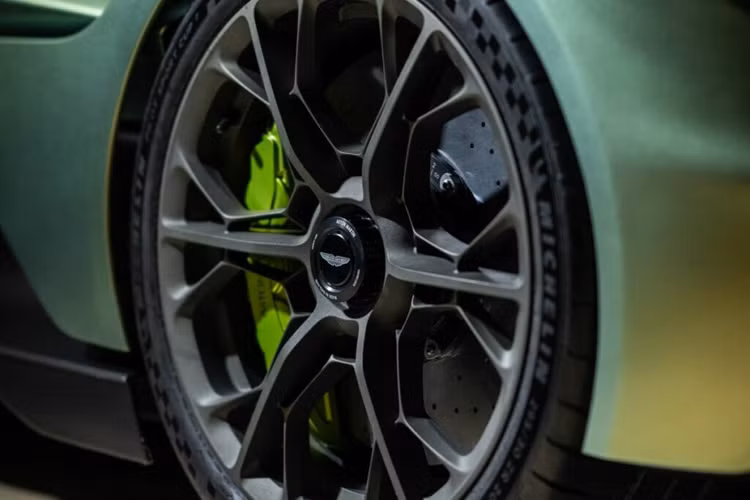 Siêu xe Aston Martin Valhalla sử dụng hộp số tự động ly hợp kép 8 cấp được phát triển và chế tạo độc quyền cho các cỗ máy dùng động cơ hybrid của Aston Martin, kết hợp với đó là việc xe được trang bị bộ vi sai chống trượt điện tử ở trục sau và có chế độ lùi bằng điện khi người lái chỉ sử dụng 2 mô tơ điện.