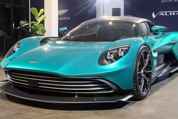 Đến nay đã hơn 2 năm trôi qua, nhà sưu tập xe lớn nhất Việt Nam cũng đã chia sẻ khá thú vị về chiếc Aston Martin Valhalla triệu đô này, trong 1 lần gặp tình cờ diễn ra vào giữa tháng 9, "Khi "Qua" mua chiếc siêu xe Aston Martin Valhalla này, hãng khẳng định sản xuất đúng 88 chiếc chứ không phải 999 xe như người anh em thấy trên báo đài đâu nhé"