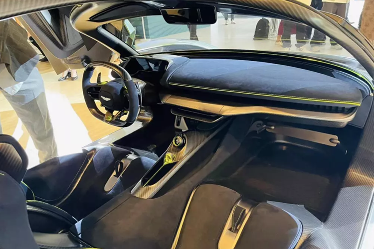 "Họ có mời "Qua" sang nhà máy thăm này nọ nhưng "Qua" nói thôi, chiếc Aston Martin Valhalla này về Việt Nam gần 100 tỷ đồng đó". Ông Vũ chia sẻ với nguồn tinh riêng của chúng tôi. Chưa hết, người đi đầu trong ngành cà phê Việt Nam còn bật mí hãng nói sẽ sản xuất đúng 86 chiếc Aston Martin Valhalla cho khách hàng, 2 xe nữa họ dành cho việc trưng bày.