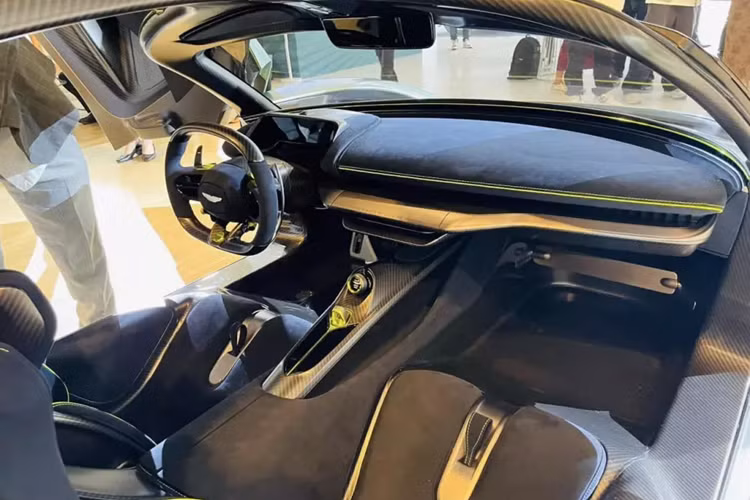 "Họ có mời "Qua" sang nhà máy thăm này nọ nhưng "Qua" nói thôi, chiếc Aston Martin Valhalla này về Việt Nam gần 100 tỷ đồng đó". Ông Vũ chia sẻ với nguồn tinh riêng của chúng tôi. Chưa hết, người đi đầu trong ngành cà phê Việt Nam còn bật mí hãng nói sẽ sản xuất đúng 86 chiếc Aston Martin Valhalla cho khách hàng, 2 xe nữa họ dành cho việc trưng bày.