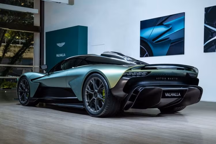 Ông Vũ cũng chia sẻ các mẫu xe Ferrari sau này sử dụng thêm động cơ điện làm mình không thích và sưu tập nhiều, không chạy, có thể dẫn đến hư hỏng, nên trong garage hiện tại, chỉ có mỗi Porsche 918 Spyder là có máy xăng lai điện.