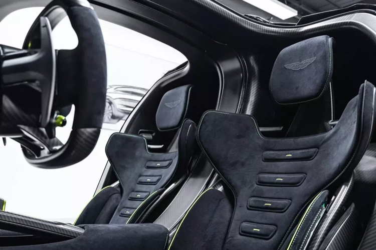 Đến đây thì chắc có lẽ nhiều người mê xe sẽ có phần tiếc nuối vì Aston Martin Valhalla của "Qua" Vũ sẽ chưa thể cập bến Việt Nam trong năm nay, nếu có, thì nhiều khả năng sẽ là xe trưng bày của hãng mang về để ra mắt truyền thông, nhưng cơ hội này khó mà có.