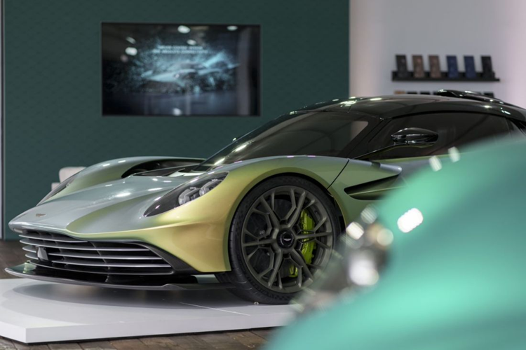 Dòng siêu xe Aston Martin Valhalla được sử dụng hệ thống truyền động PHEV mới với động cơ V8, tăng áp kép, dung tích 4.0 lít được đặt giữa phía sau và có tích hợp thêm 2 mô tơ điện kết hợp giúp tổng công suất cho xe Aston Martin Valhalla lên đến 937 mã lực và mô-men xoắn cực đại là 1.000 Nm.