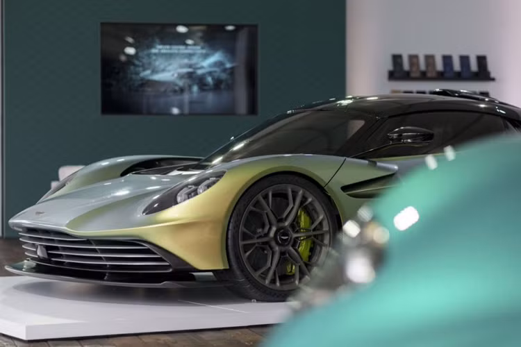 Dòng siêu xe Aston Martin Valhalla được sử dụng hệ thống truyền động PHEV mới với động cơ V8, tăng áp kép, dung tích 4.0 lít được đặt giữa phía sau và có tích hợp thêm 2 mô tơ điện kết hợp giúp tổng công suất cho xe Aston Martin Valhalla lên đến 937 mã lực và mô-men xoắn cực đại là 1.000 Nm.