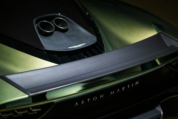 Siêu xe Valhalla có khả năng tăng tốc từ vị trí xuất phát lên 100 km/h trong vòng thời gian 2,5 giây trước khi đạt tốc độ tối đa là 330 km/h. Khi về đến garage của "Qua" Vũ, đây sẽ là chiếc xe siêu hiếm hoi có hệ truyền động PHEV, tức xăng lai điện.