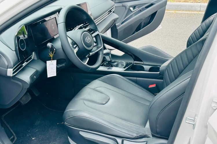 Về nội thất, bên trong khoang cabin của Hyundai Elantra bản Tiêu chuẩn sở hữu các trang bị khá đơn giản như: màn hình giải trí 10,25 inch; bảng đồng hồ có màn hình đa thông tin 4,2 inch; hệ thống âm thanh 4 loa; ghế ngồi bọc nỉ, tính năng khởi động động cơ từ xa và tùy chọn chế độ lái.
