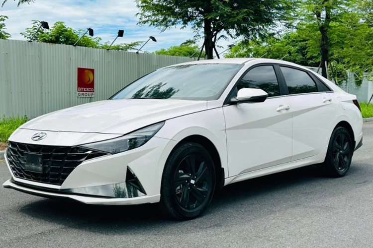 Cụ thể, tại một đại lý ở Đà Nẵng, Hyundai Elantra bản tiêu chuẩn ở đây chỉ còn 534 triệu đồng. Trong khi đó, tại Hà Nội một số đại lý cũng đang bán xe này với giá 549 triệu đồng. Ở Hà Tĩnh, cũng có đại lý chào bán xe với giá 552 triệu đồng.