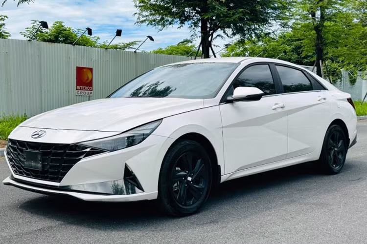Cụ thể, tại một đại lý ở Đà Nẵng, Hyundai Elantra bản tiêu chuẩn ở đây chỉ còn 534 triệu đồng. Trong khi đó, tại Hà Nội một số đại lý cũng đang bán xe này với giá 549 triệu đồng. Ở Hà Tĩnh, cũng có đại lý chào bán xe với giá 552 triệu đồng.