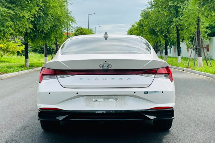 Cung cấp sức mạnh cho Hyundai Elantra là động cơ 1.6L hút khí tự nhiên cho công suất 125 mã lực và mô-men xoắn 155 Nm. Động cơ đi cùng hộp số tự động 6 cấp và hệ dẫn động cầu trước.