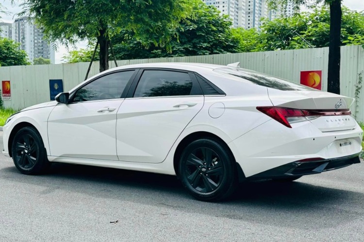 Là bản thấp nhất, nên xe cũng chỉ có một số trang bị an toàn như: 2 túi khí, ABS, EBD, BA, camera lùi, cân bằng điện tử, hỗ trợ khởi hành ngang dốc và cảm biến áp suất lốp…