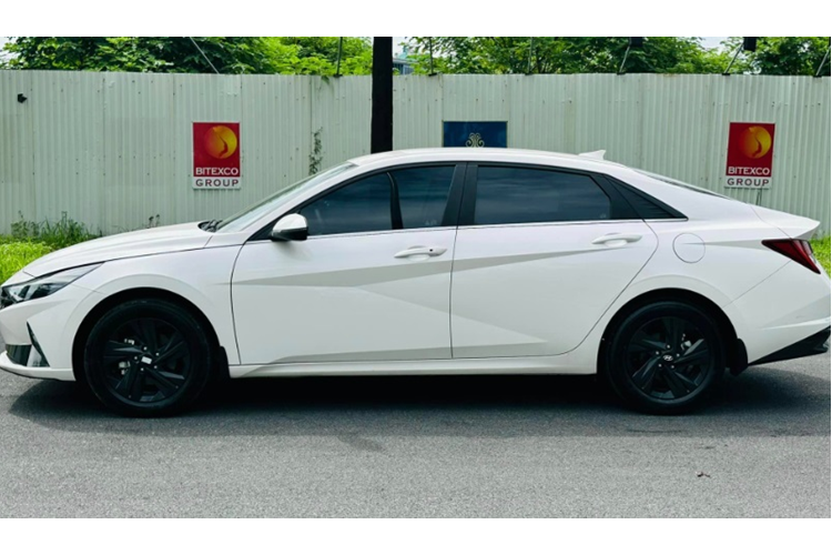 Hyundai Elantra thế hệ mới chính thức ra mắt thị trường Việt Nam vào tháng 9/2022 với 4 phiên bản là 1.6 Tiêu chuẩn, 1.6 Đặc biệt, 2.0 và N-Line. Hyundai Elantra bản Tiêu chuẩn chỉ được trang bị đèn pha và đèn định vị ban ngày halogen đi cùng vành lazang có kích thước khá nhỏ nhắn là 15 inch.