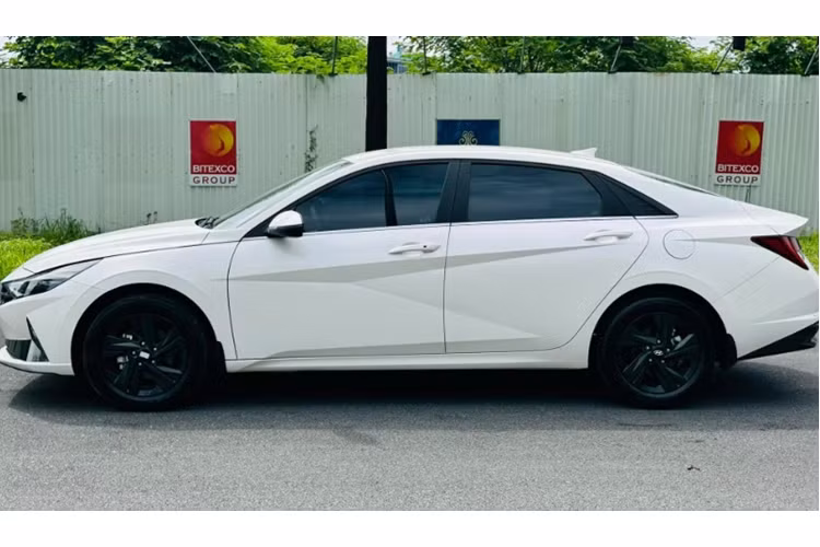 Hyundai Elantra thế hệ mới chính thức ra mắt thị trường Việt Nam vào tháng 9/2022 với 4 phiên bản là 1.6 Tiêu chuẩn, 1.6 Đặc biệt, 2.0 và N-Line. Hyundai Elantra bản Tiêu chuẩn chỉ được trang bị đèn pha và đèn định vị ban ngày halogen đi cùng vành lazang có kích thước khá nhỏ nhắn là 15 inch.