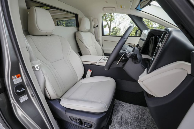 Trong khi đó, logo của hãng Lexus đã được chuyển từ bên trong lưới tản nhiệt lên trên nắp ca-pô. Ở hai góc cản trước có thêm khe gió nằm dọc, trang trí bằng nẹp màu bạc cứng cáp hơn. Trong khi đó ở phía sau Lexus LM 2024 có thêm đèn hậu LED mới nằm vắt ngang đuôi xe và được thiết kế trũng xuống. 