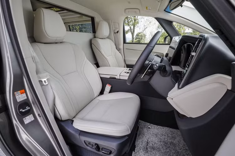 Trong khi đó, logo của hãng Lexus đã được chuyển từ bên trong lưới tản nhiệt lên trên nắp ca-pô. Ở hai góc cản trước có thêm khe gió nằm dọc, trang trí bằng nẹp màu bạc cứng cáp hơn. Trong khi đó ở phía sau Lexus LM 2024 có thêm đèn hậu LED mới nằm vắt ngang đuôi xe và được thiết kế trũng xuống. 