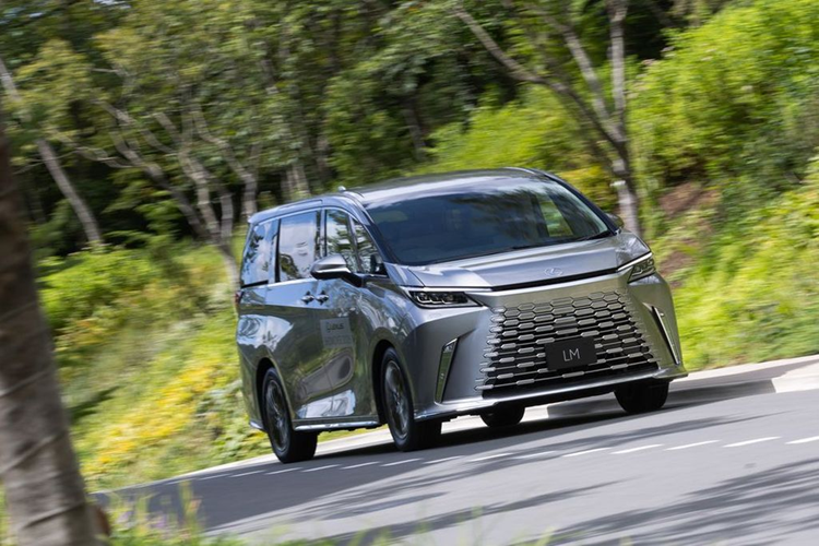 Lexus LM được phát triển dựa trên cơ sở gầm bệ TNGA của tập đoàn mẹ Toyota, xe sở hữu kích thước dài x rộng x cao lần lượt là 5.125 x 1.890 x 1.955 mm và chiều dài cơ sở 3.000 mm. So với thế hệ cũ, xe dài hơn 85 mm, rộng hơn 40 mm, cao hơn 10 mm trong khi chiều dài cơ sở giữ nguyên.