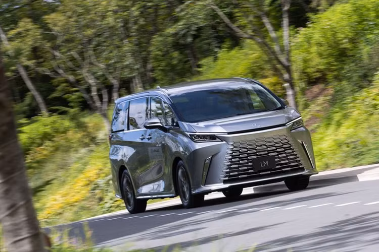 Lexus LM được phát triển dựa trên cơ sở gầm bệ TNGA của tập đoàn mẹ Toyota, xe sở hữu kích thước dài x rộng x cao lần lượt là 5.125 x 1.890 x 1.955 mm và chiều dài cơ sở 3.000 mm. So với thế hệ cũ, xe dài hơn 85 mm, rộng hơn 40 mm, cao hơn 10 mm trong khi chiều dài cơ sở giữ nguyên.