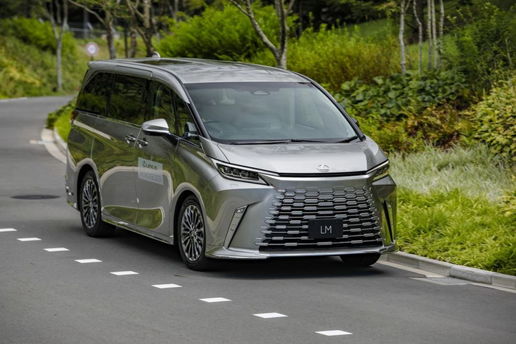 Mẫu xe MPV Lexus LM 2024 được giới thiệu lần đầu tiên tại Triển lãm Ô tô Thượng Hải hồi tháng 4/2023. Sau đó, xe tiếp tục được ra mắt ở nhiều quốc gia trong khu vực Đông Nam Á như: Thái Lan, Indonesia, Philippines, Brunei... Chính vì thế, không quá ngạc nhiên khi Lexus LM 2024 cũng sẽ sớm có mặt tại Việt Nam.