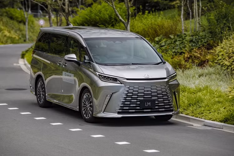 Mẫu xe MPV Lexus LM 2024 được giới thiệu lần đầu tiên tại Triển lãm Ô tô Thượng Hải hồi tháng 4/2023. Sau đó, xe tiếp tục được ra mắt ở nhiều quốc gia trong khu vực Đông Nam Á như: Thái Lan, Indonesia, Philippines, Brunei... Chính vì thế, không quá ngạc nhiên khi Lexus LM 2024 cũng sẽ sớm có mặt tại Việt Nam.