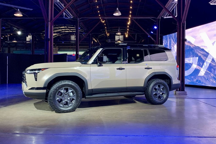 Lexus GX 2024 vẫn mang dáng dấp vuông vức, góc cạnh nhưng có phần nam tính hơn. Tuy nhiên, một số chi tiết trên xe vẫn mang thiết kế đặc trưng của thương hiệu Lexus. Điển hình như lưới tản nhiệt hình con suốt cỡ lớn, dải đèn LED định vị ban ngày hình chữ "L".