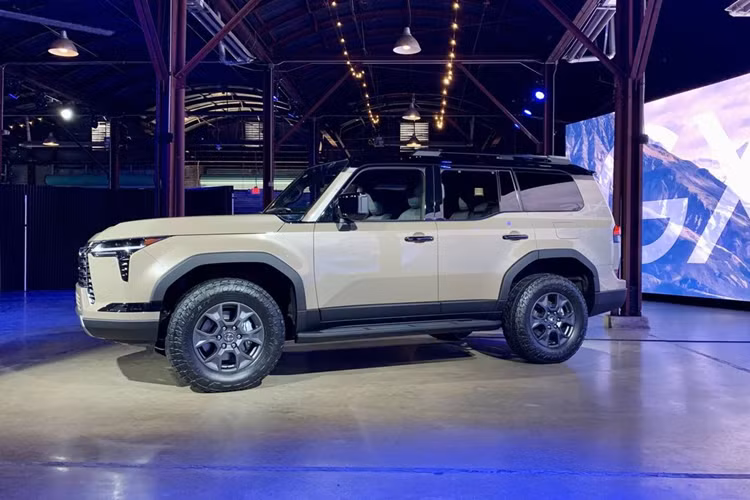 Lexus GX 2024 vẫn mang dáng dấp vuông vức, góc cạnh nhưng có phần nam tính hơn. Tuy nhiên, một số chi tiết trên xe vẫn mang thiết kế đặc trưng của thương hiệu Lexus. Điển hình như lưới tản nhiệt hình con suốt cỡ lớn, dải đèn LED định vị ban ngày hình chữ "L".