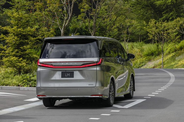 Về thiết kế, Lexus LM thế hệ mới vẫn mang vóc dáng như đời trước, tuy nhiên một số chi tiết nội ngoại thất đã được thay đổi. Điển hình như cụm đèn pha với 3 bóng LED vẫn có thiết kế sắc sảo như trước nhưng đi kèm 2 dải đèn LED định vị ban ngày hình chữ “L” thay vì 1 như thế hệ cũ.