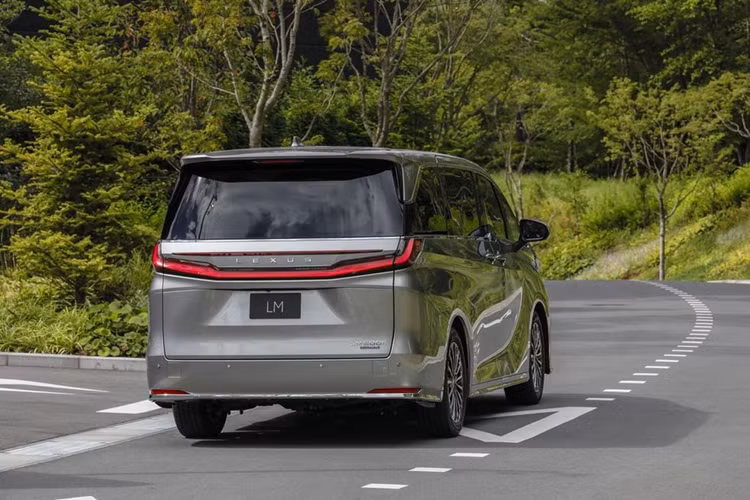 Về thiết kế, Lexus LM thế hệ mới vẫn mang vóc dáng như đời trước, tuy nhiên một số chi tiết nội ngoại thất đã được thay đổi. Điển hình như cụm đèn pha với 3 bóng LED vẫn có thiết kế sắc sảo như trước nhưng đi kèm 2 dải đèn LED định vị ban ngày hình chữ “L” thay vì 1 như thế hệ cũ.