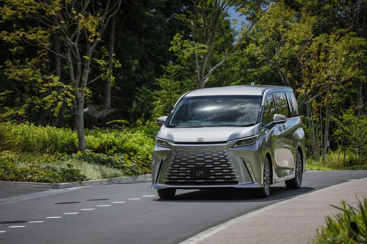 Tuy nhiên vào khoảng cuối tháng 1 vừa qua, một nhân viên tư vấn bán hàng của Lexus ở Hà Nội đã bất ngờ đăng tin nhận cọc cho mẫu Lexus LM 500h thế hệ mới. Trong khi đó mẫu xe Lexus GX 2024 mới đã được các đại lý tại Việt Nam nhận đặt cọc từ hồi tháng 11/2023.