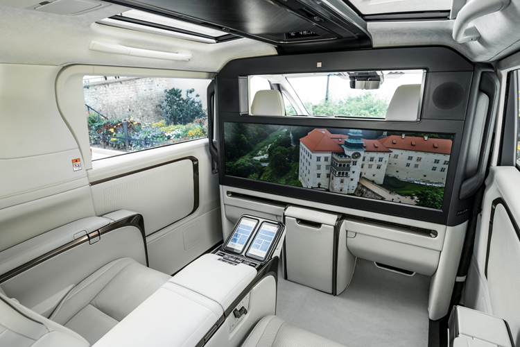 Một số trang bị tiện ích đáng chú ý khác trên Lexus LM 2024 có thể kể đến như: bảng đồng hồ kỹ thuật số nối liền màn hình cảm ứng trung tâm 14 inch, âm thanh Mark Levinson cao cấp, sạc điện thoại không dây, cổng USB Type C, hệ thống đèn viền 64 màu với 14 chủ đề, phanh tay điện tử và tính năng tự động giữ phanh tạm thời.