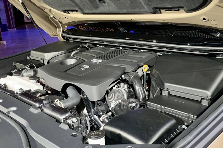 Ở phía sau, Lexus GX 2024 có thiết kế tối giản với điểm nhấn là dải đèn chạy ngang đuôi xe, theo phong cách chung của các mẫu xe Lexus đời mới. Cửa kính sau có thể mở độc lập trong khi cửa cốp đã chuyển sang kết cấu nâng hạ bằng điện thay vì mở sang hai bên như thế hệ cũ.