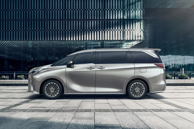 Trần xe xuất hiện cụm điều khiển ốp gỗ với một số tính năng của xe và cửa gió điều hòa. Hai bên cụm điều khiển bố trí cửa sổ trời.