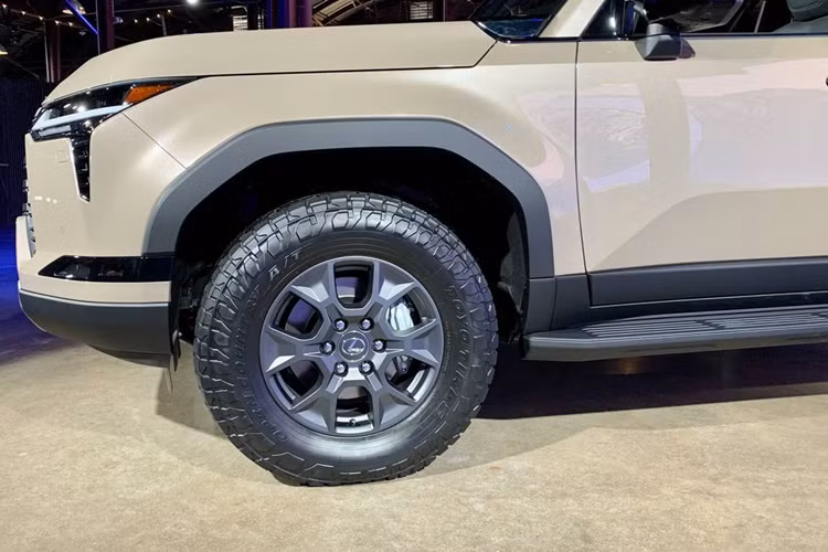 Nắp ca-pô được thiết kế phình to, phần nào gợi nhắc đến các thế hệ Range Rover trước đây. Cản trước sơn đồng màu thân xe tựa như một tấm ốp bảo vệ, đi kèm đèn sương mù LED.