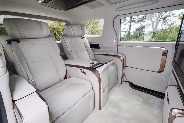 Bên trong cabin, Lexus LM thế hệ mới có dàn ghế mới với hàng ghế trước được thiết kế để ôm sát người dùng, mang lại cảm giác thoải mái và an toàn hơn. Theo thông tin người bán chia sẻ, Lexus LM 2024 có thể sẽ có 2 tuỳ chọn chỗ ngồi là 4 ghế loại thương gia và 6 ghế.