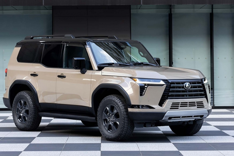 Bên trong cabin, Lexus GX 2024 được trang bị nhiều tiện ích cao cấp như: bảng đồng hồ kỹ thuật số 12,3 inch, màn hình cảm ứng trung tâm 14 inch, hỗ trợ Apple CarPlay/Android Auto không dây và màn hình HUD.