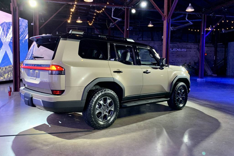 Cung cấp sức mạnh cho GX 2024 là máy xăng V6 3.4L tăng áp kép cho công suất 349 mã lực, mô-men xoắn 650 Nm. Lượng xăng tiêu thụ trung bình của xe là 23,52 lít/100 km.