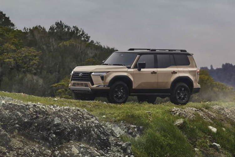 Tuy có màn hình lớn hơn thế hệ cũ nhưng hãng vẫn để hai núm xoay để chỉnh nhiệt độ và âm lượng tiện dụng. Ở phía sau cần số còn có các nút bấm điều khiển hộp số phụ và khóa vi sai.