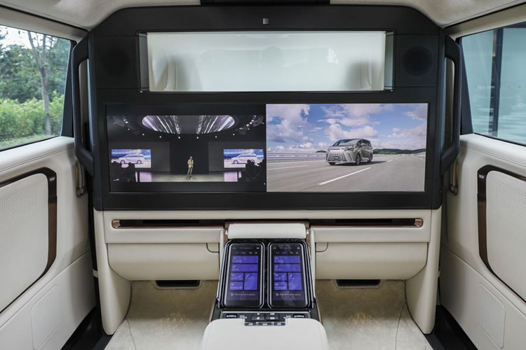 Trong đó, mẫu 4 chỗ là loại sang trọng nhất với các trang bị đáng chú ý như: vách ngăn giữa hàng ghế trước và hàng ghế sau, màn hình rộng 48 inch, tủ lạnh, ngăn chứa đồ đặc biệt…