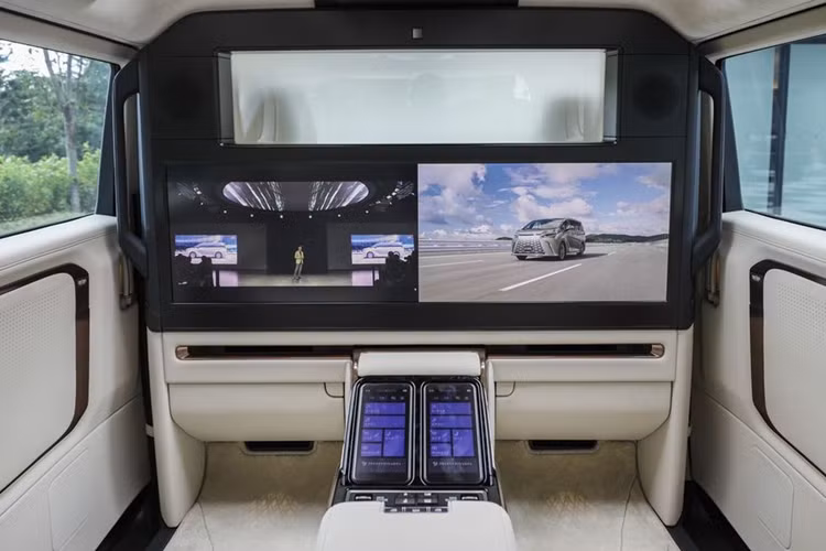 Trong đó, mẫu 4 chỗ là loại sang trọng nhất với các trang bị đáng chú ý như: vách ngăn giữa hàng ghế trước và hàng ghế sau, màn hình rộng 48 inch, tủ lạnh, ngăn chứa đồ đặc biệt…