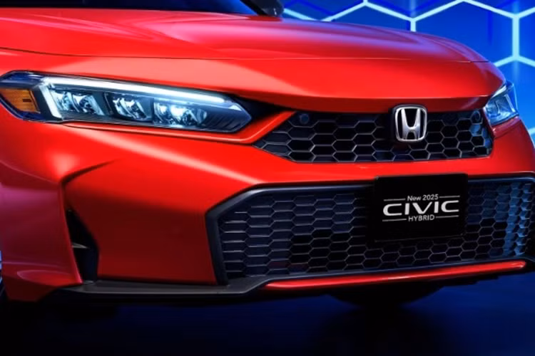 Động cơ điện cho công suất 181 mã lực, mô-men xoắn 315 Nm. Trong khi đó, động cơ xăng là loại hút khí tự nhiên, 4 xi-lanh, dung tích 2.0L cho công suất 141 mã lực, mô-men xoắn 189 Nm. Xe dùng hệ dẫn động cầu trước và hộp số vô cấp điện tử E-CVT.