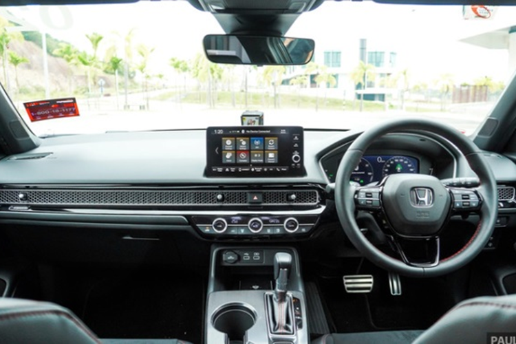 Những chiếc Honda Civic động cơ hybrid sẽ có tên gọi Civic e:HEV tương tự như chiếc CR-V hiện nay. Cung cấp sức mạnh cho Honda Civic e:HEV là hệ truyền động hybrid với sự kết hợp của động cơ điện và động cơ xăng.