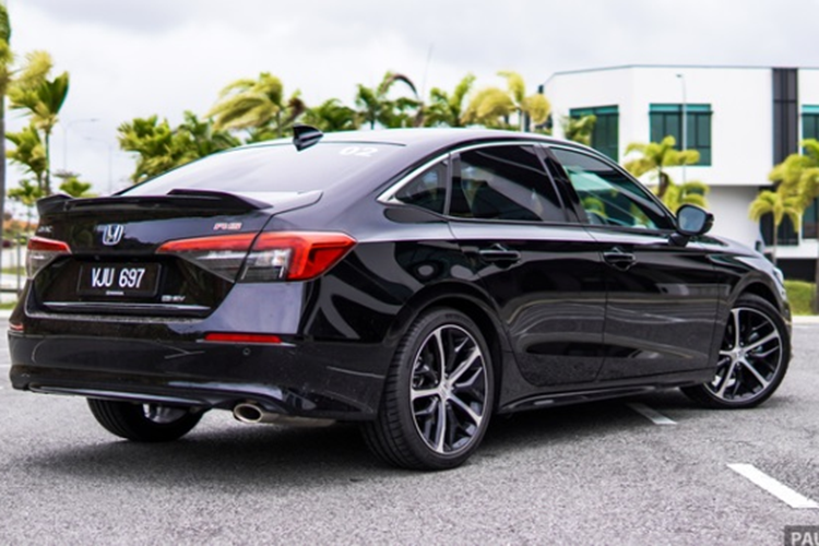 Xe có thể tăng tốc từ 0-100 km/h trong 7,9 giây và có mức tiêu thụ nhiên liệu là 4 lít/100 km, vô cùng tiết kiệm so với RS xăng là 6,3 lít/100 km.