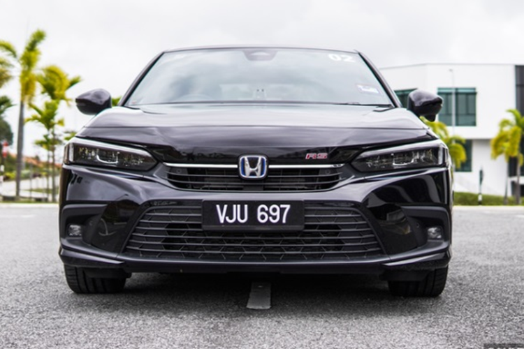 Số lượng xe tại đại lý cũng còn rất hạn chế. Động thái này ngầm khẳng định việc Honda Civic facelift 2024 sẽ sớm được đưa về nước, dự kiến là tháng 9. Đáng chú ý, ở lần “lên đời” này, Civic được Honda bổ sung thêm bản hybrid tiết kiệm nhiên liệu.