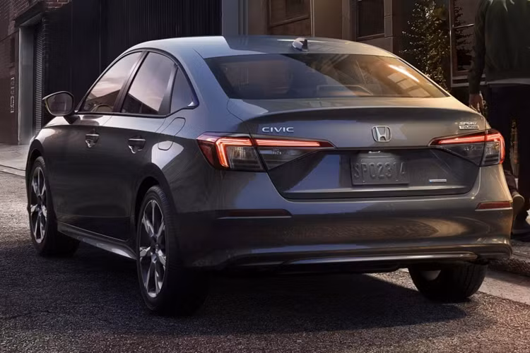 Tại Thái Lan, giá xe Honda Civic e:HEV bán ra là 1,15 - 1,27 triệu baht (tương đương 797 - 880 triệu đồng). Nếu ra mắt thị trường Việt, dự kiến, xe sẽ có giá bán cao hơn một chút so với Honda Civic RS bản hiện hành.