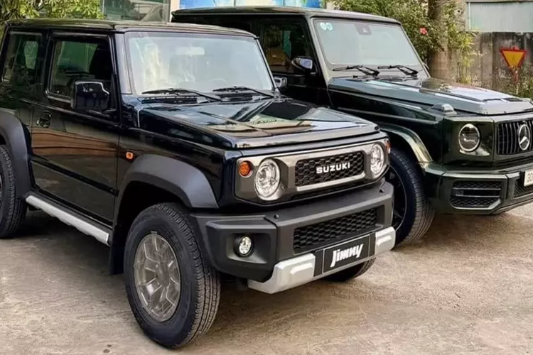 Bên trong xe có nội thất chỉ có 4 chỗ ngồi với một số trang bị như ghế bọc nỉ, vô lăng tích hợp phím chức năng, màn hình đa thông tin đơn sắc trong đồng hồ analog