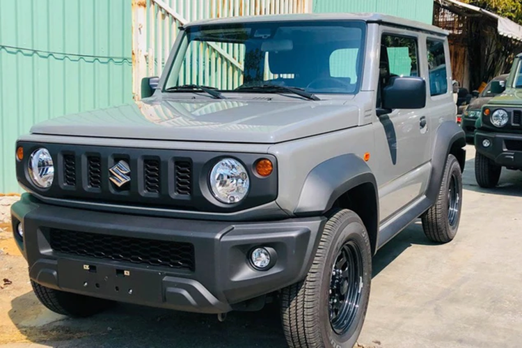 Suzuki Jimny sử dụng động cơ 4 xi-lanh thẳng hàng, dung tích 1.5 lít, sản sinh công suất tối đa 100 mã lực tại tua máy 6.000 vòng/phút. Động cơ đồng hành với hộp số tự động 4 cấp và hệ dẫn động 4 bánh. Xe chạy trên bộ mâm 15 inch, kích thước lốp 195/80.