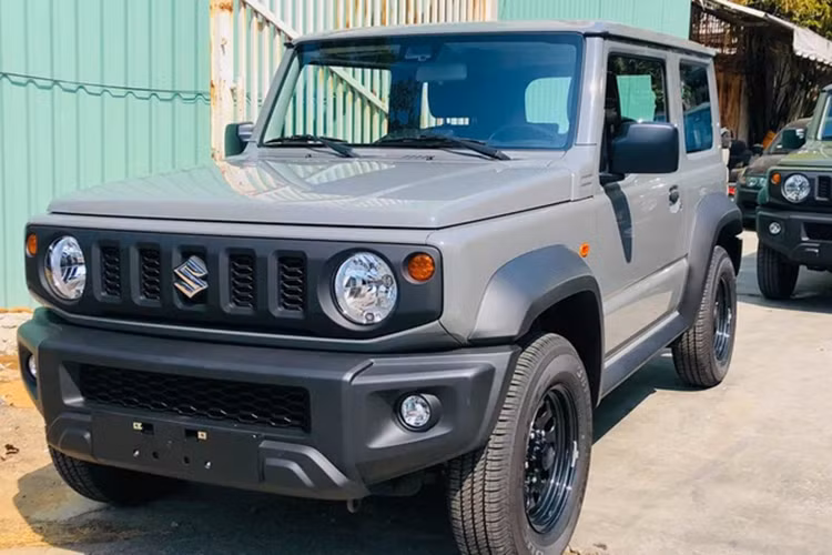 Suzuki Jimny sử dụng động cơ 4 xi-lanh thẳng hàng, dung tích 1.5 lít, sản sinh công suất tối đa 100 mã lực tại tua máy 6.000 vòng/phút. Động cơ đồng hành với hộp số tự động 4 cấp và hệ dẫn động 4 bánh. Xe chạy trên bộ mâm 15 inch, kích thước lốp 195/80.